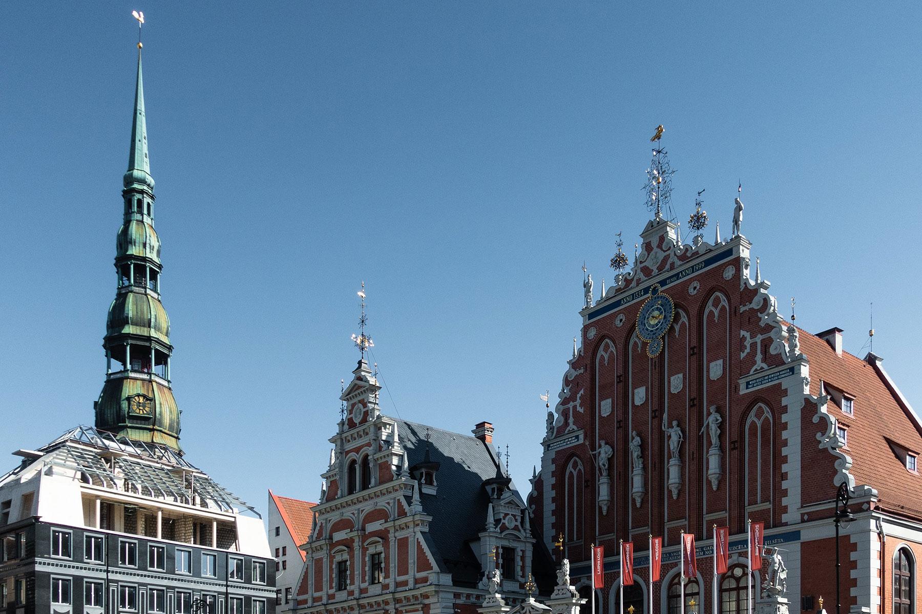 Das Stadtzentrum von Riga mit dem Turm der St. Petri-Kirche auf der linken Seite. Foto: Martin Kleppe, Unsplash