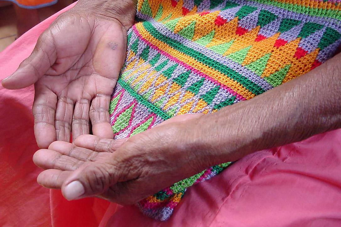 The hands of 84 year-old MarÃ­a Montezuma, a member of the Gnobe community. Â© ILCO communication office