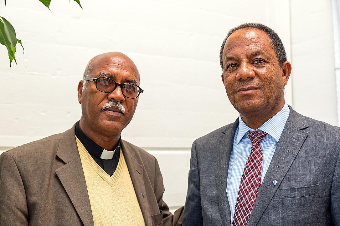 Pfarrer Habtom Tewolde, der Vizepräsident der Evangelisch-Lutherischen Kirche Eritreas, und Generalsekretär Temesghen Berhane kamen nach Genf zu Gesprächen über die Reformationsfeiern. Foto: LWB/S. Gallay