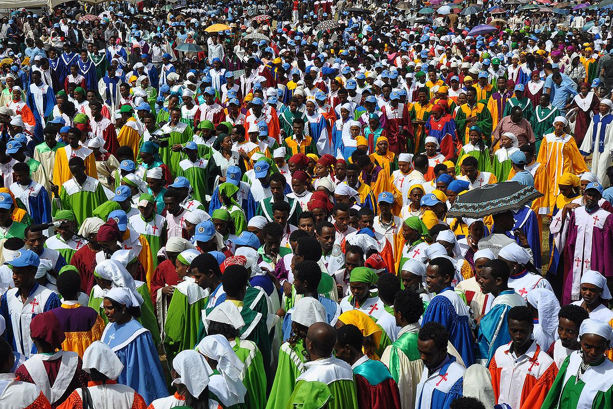 Large colorful choir crowd singing and dancing at the 500 years commemoration anniversary in Ethiopia. Photo: Tsion Alemayehu