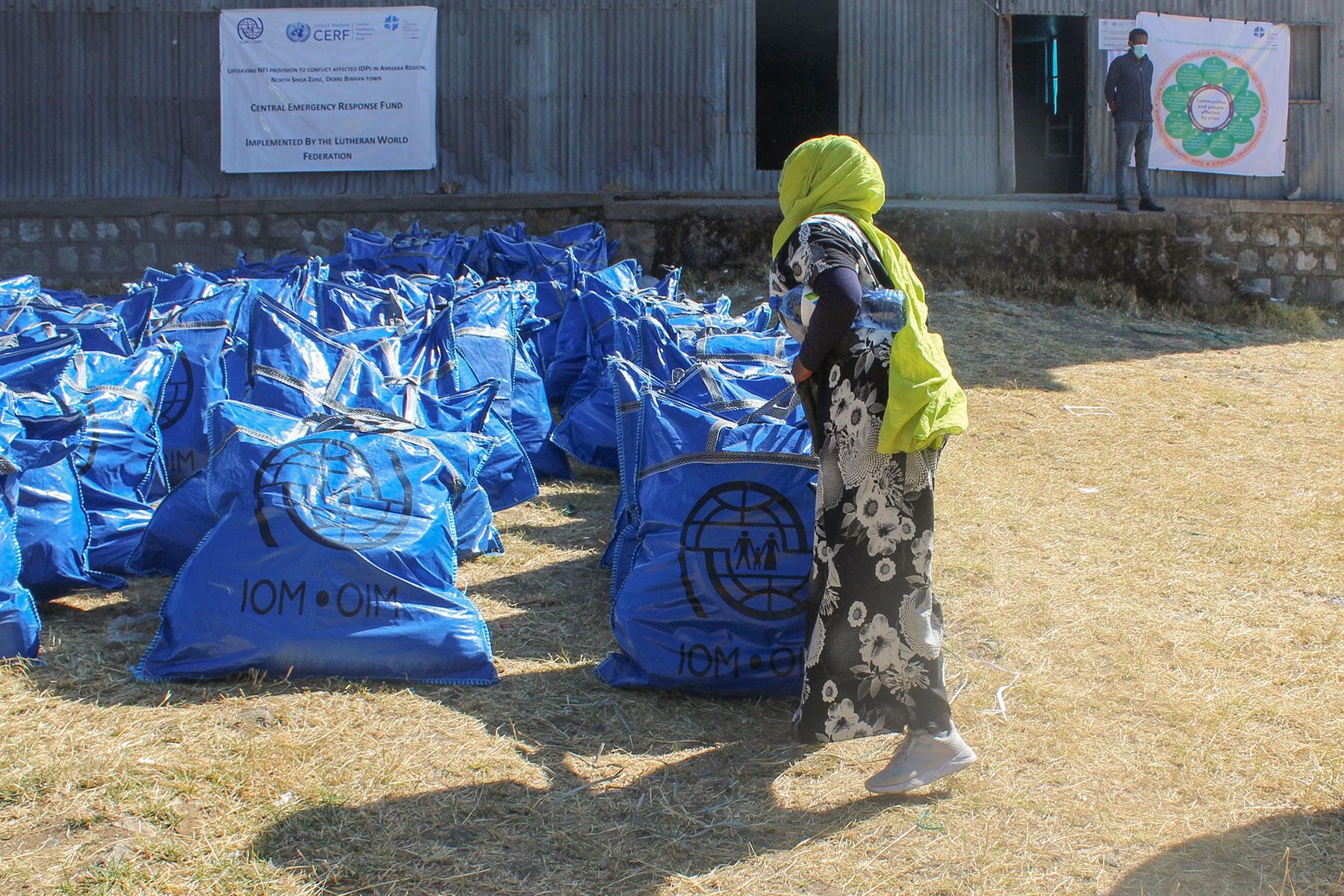 Mütter holen die vom LWB Äthiopien zur Verfügung gestellten Haushaltspakete an geeigneten Verteilstellen ab. Foto: LWB Äthiopien