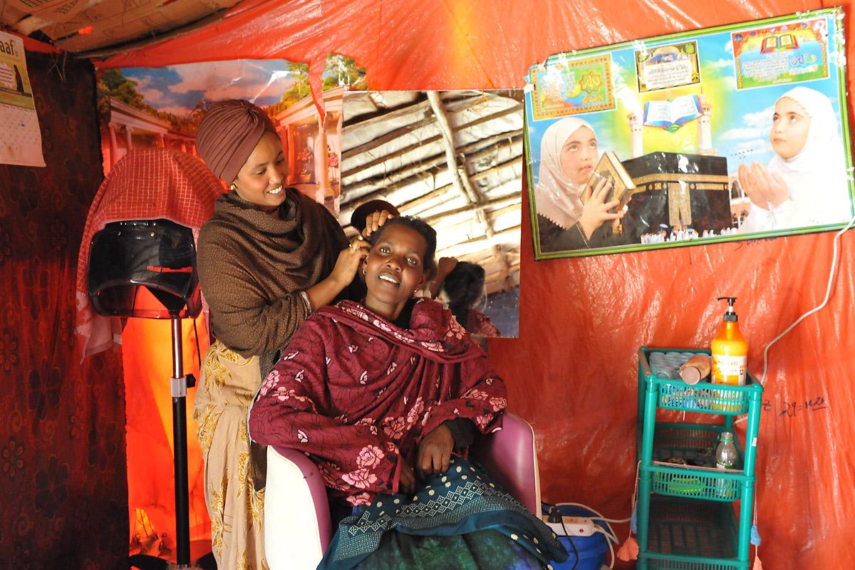 Suhai Ismael Abuker with a customer in her hairdressing salon. Photos: LWF/C. KÃ¤stner