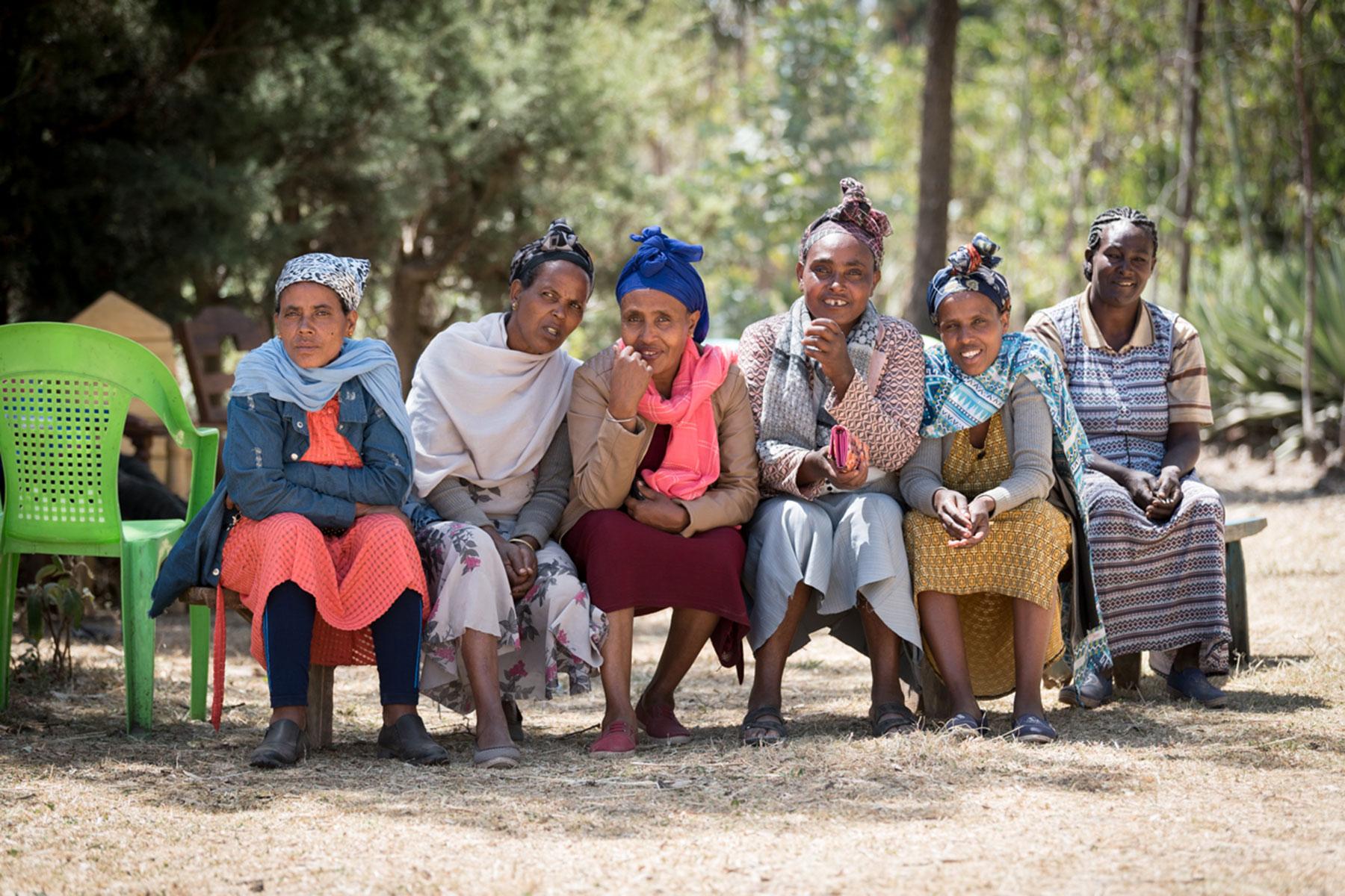 Teilnehmerinnen der Frauenselbsthilfegruppe Tesfa (‚Hoffnung‘) auf ihrer täglichen Versammlung. Foto: LWB/Albin Hillert