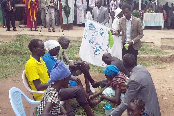 The Ethiopian Evangelical Church Mekane Yesus helps to diffuse tension and reconcile communities in the southwestern region of Gambella. At a recent workshop, trainees washed the feet of a man, woman, youth and child, as a sign of love and respect. Photo: EECMY Peace Office