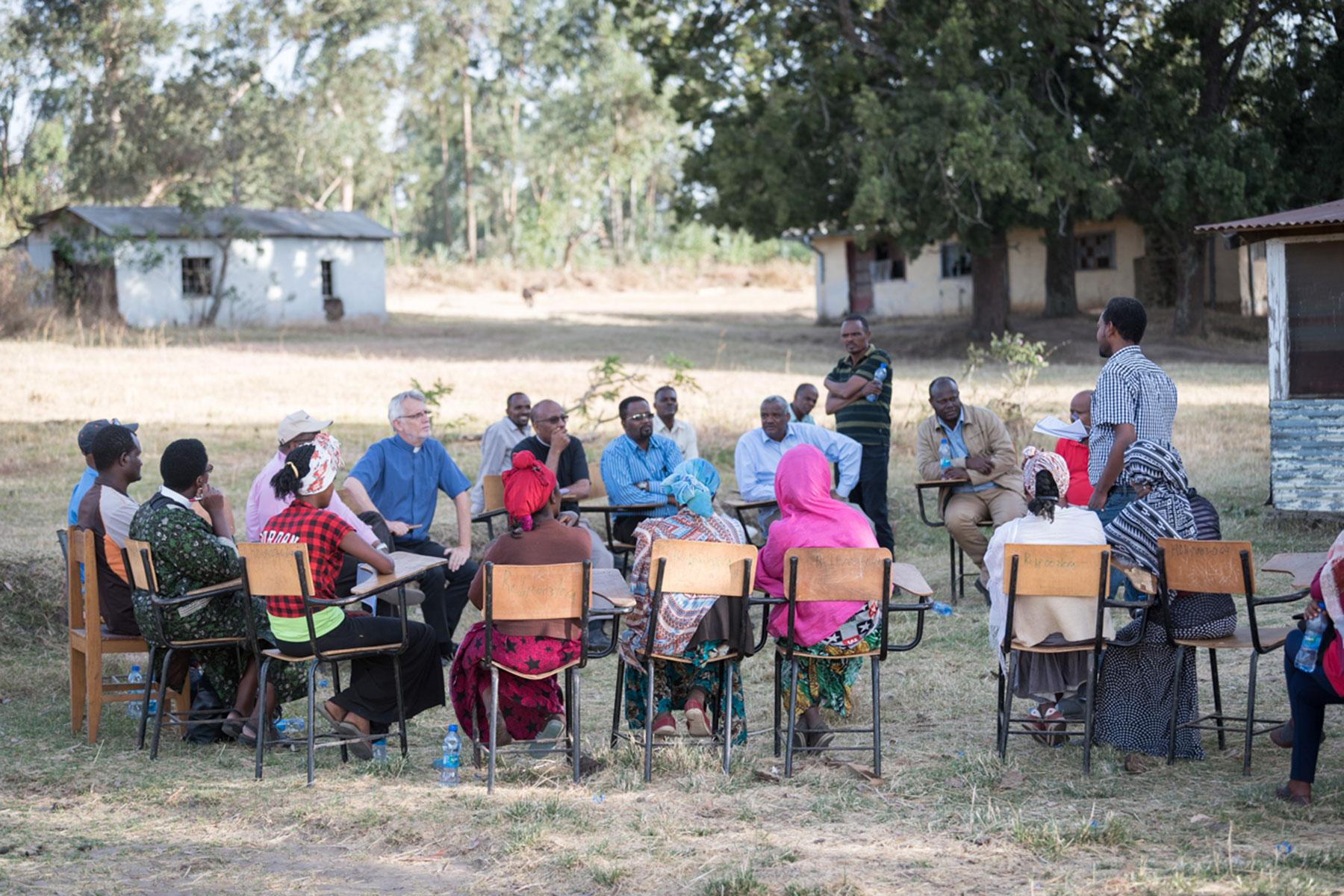 Im Rahmen eines Besuchs bei der ÄEKMY begegnen LWB-Generalsekretär Martin Junge und die LWB-Delegation sowie äthiopische Kirchenleitende am 31. Januar Mitgliedern der Selbsthilfegruppe „Hundedo“ in Hadiya. Fotos: LWB/Albin Hillert