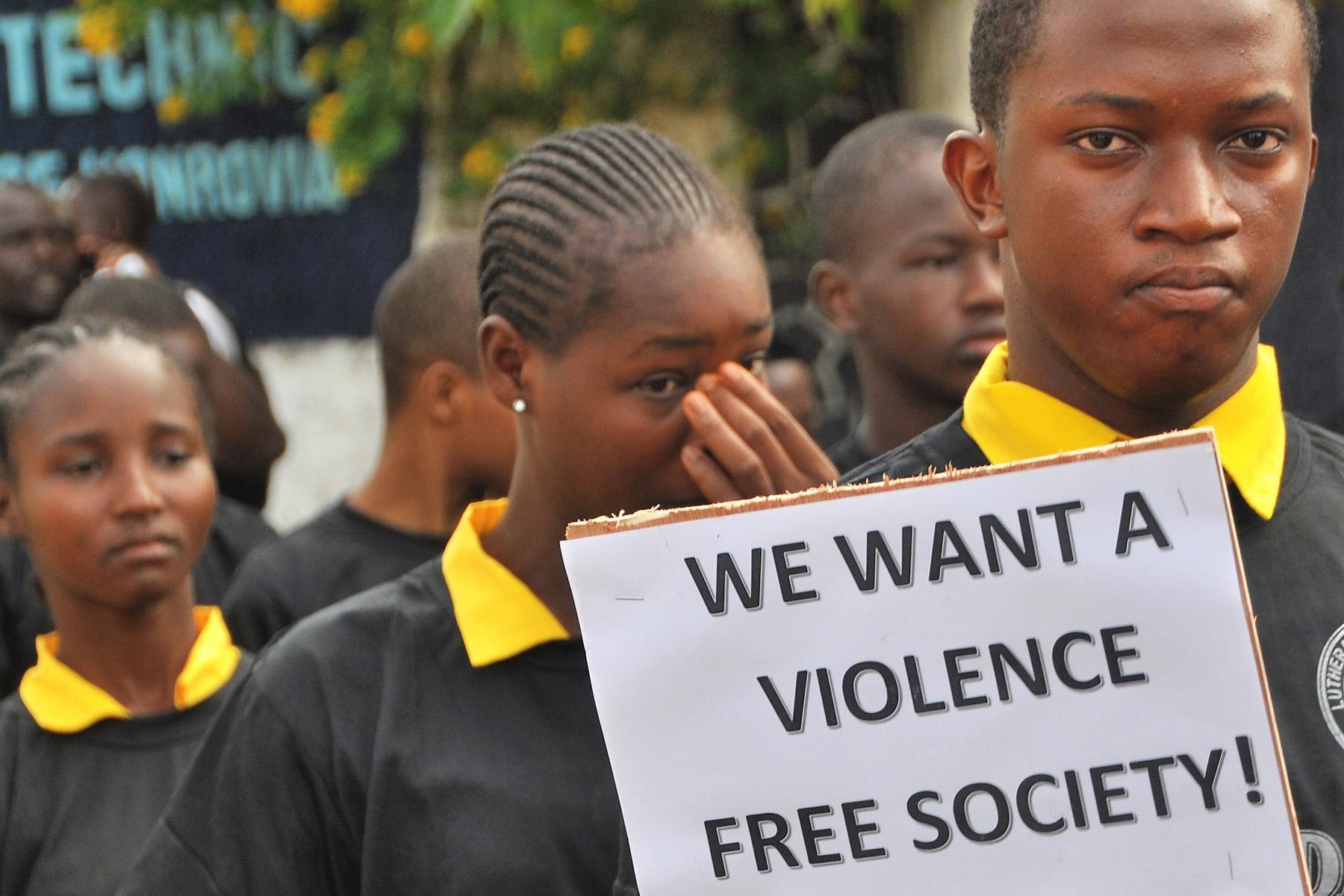Kinder und Jugendliche aus vier lutherischen Schulen in Liberia nehmen an einem Marsch gegen alle Formen von Gewalt in ihrem Land teil. Foto: LCL/Linda Johnson Seyenkulo