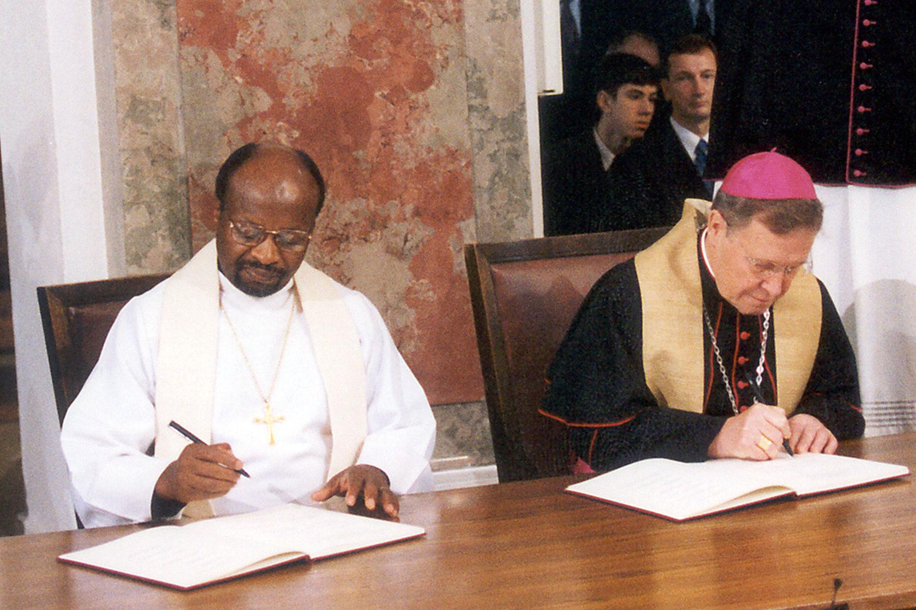From left: The Rev. Dr Ishmael Noko and Bishop Dr Walter Kasper signing the Joint Declaration on the Doctrine of Justification (JDDJ). Photo: LWF/K. Wieckhorst
