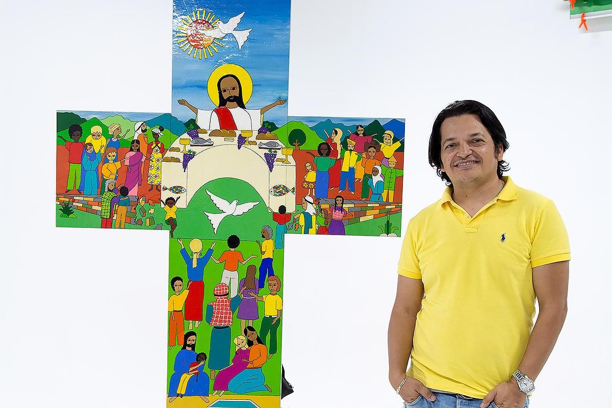 Artist Christian ChavarrÃ­a Ayala with the cross created for the Joint commemoration. Photo: LWF 