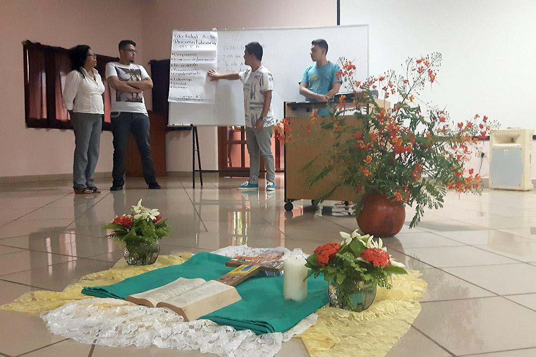 Teilnehmer diskutieren bei ihrem Workshop im nicaraguanischen Managua diakonische Strategien. Foto: Grosvyn Ariel Rodriguez