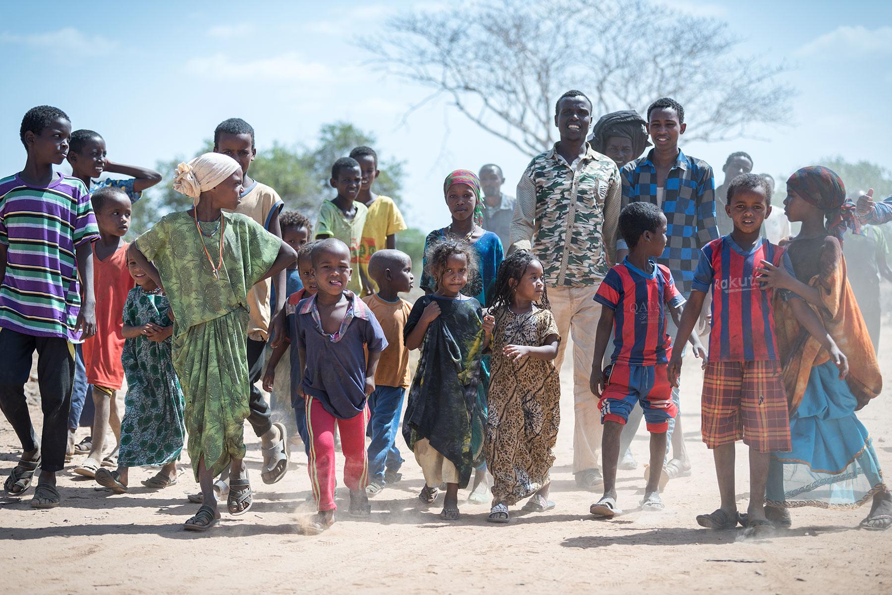 Der Lutherische Weltbund unterstützt Vertriebene in mehreren Regionen Äthiopiens durch Soforthilfemaßnahmen im Rahmen seiner Programme für einen besseren Zugang zu Trinkwasser, Sanitärversorgung und Hygiene (WASH) sowie durch langfristige Projekte für Entwicklung und wirtschaftliche Autonomie. Auf diese Weise lässt sich die Resilienz von Gemeinschaften in Notsituationen verbessern, und die Menschen können sich besser an den Klimawandel anpassen. Hier geht eine Gruppe vertriebener Oromo durch die Siedlung Bu