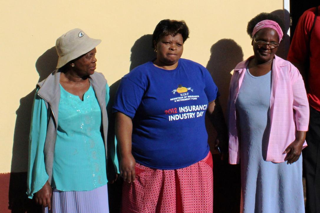 Drei der Haus-zu-Haus-Pflegerinnen in Ezulwini, die Menschen mit HIV betreuen und unterstützen: Ellen Dlamini, Caroline Motsi und Thembisile Mncina. Foto: MKSA/B. Moyo-Bango