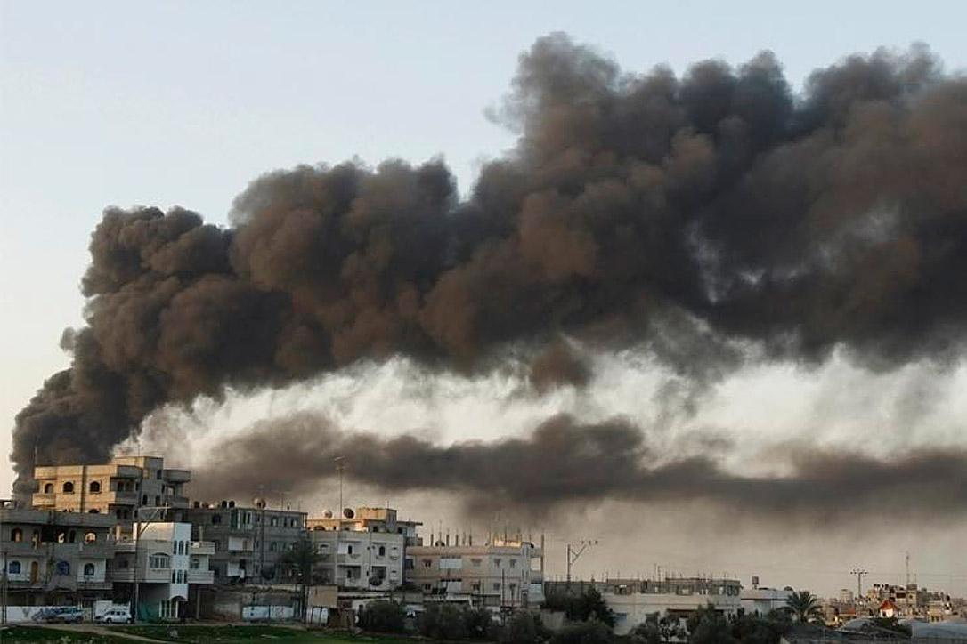 Rauchsäule über dem Gazastreifen nach einem Luftangriff (Archivbild). Foto: Amir Farshad Ebrahimi (CC-SA)