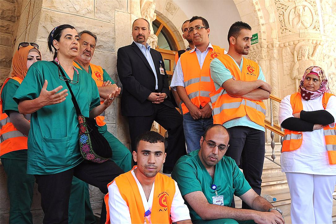 Dina Khoury, Mitglied eines der medizinischen Teams, und andere Mitglieder der Gruppe diskutieren ihre Erfahrungen mit Mitarbeitern des Auguste Victoria-Krankenhauses. Foto: LWB Jerusalem