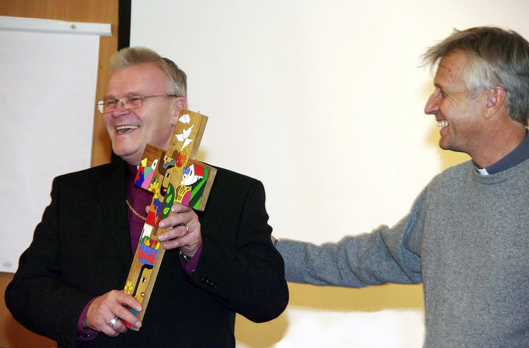Rev. Martin Junge presents a cross from Central America to the Most Rev. Andres Poder, archbishop of EELC. Photo: Tiit Kuusemaa