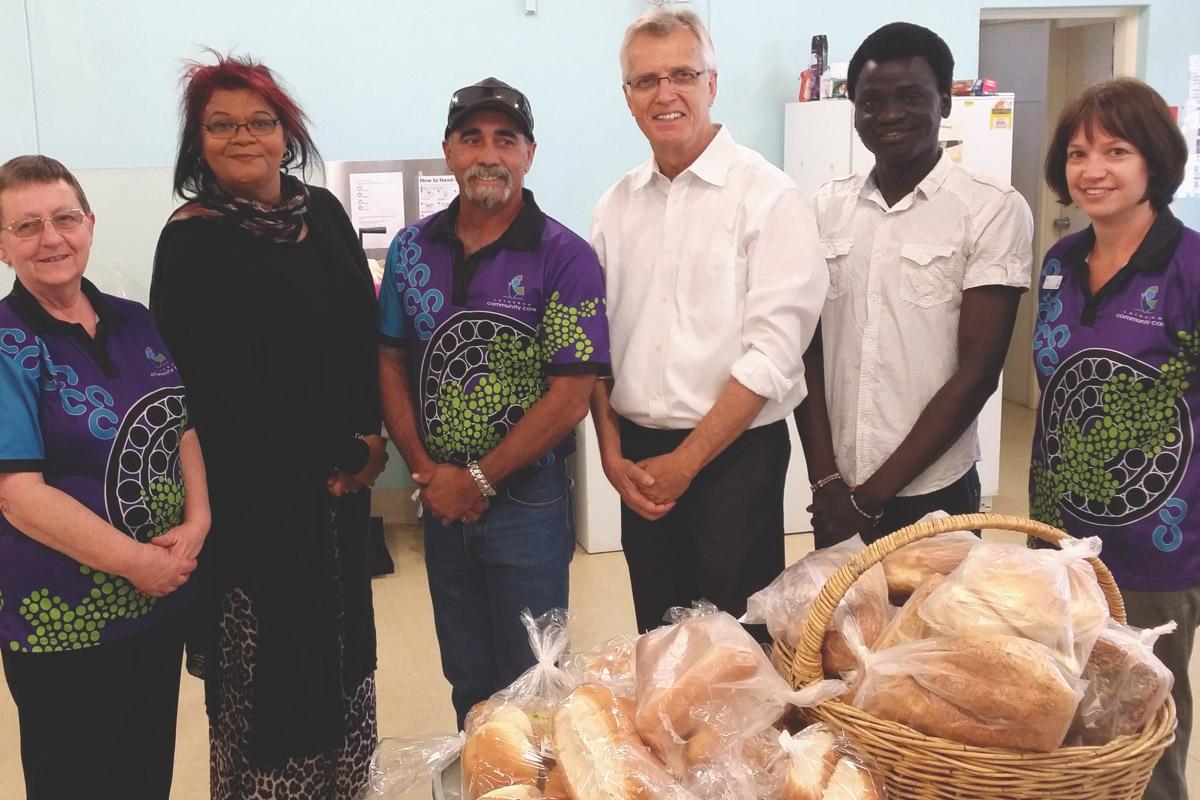 LWB-Generalsekretär Martin Junge (4. v.l.) während des Besuchs bei einer Sozialstation in Alice Springs, Australien. Die Mitarbeitenden der Lutheran Community Centers erläuterten ihre Aufgaben beim Nothilfeprogramm.