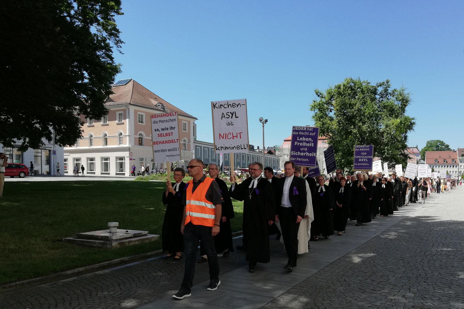 Around 400 people, including 50 pastors, participated in a silent march in support of Rev. Ulrich Gampert who has been fined for providing church asylum to a young Afghan refugee. Photo: Dekanat Kempten/Jutta Martin