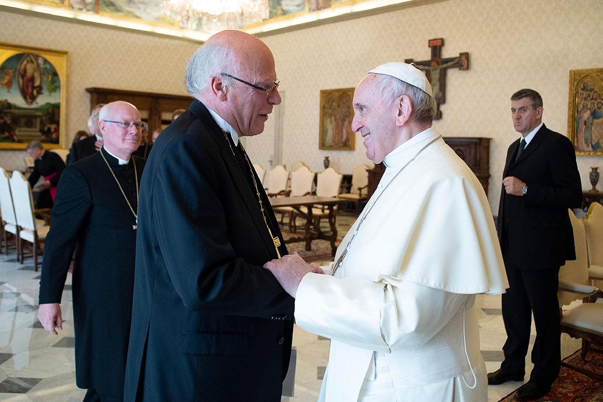 Landesbischof Ulrich und Papst Franziskus während der Privataudienz im Vatikan. Foto: VaticanPress