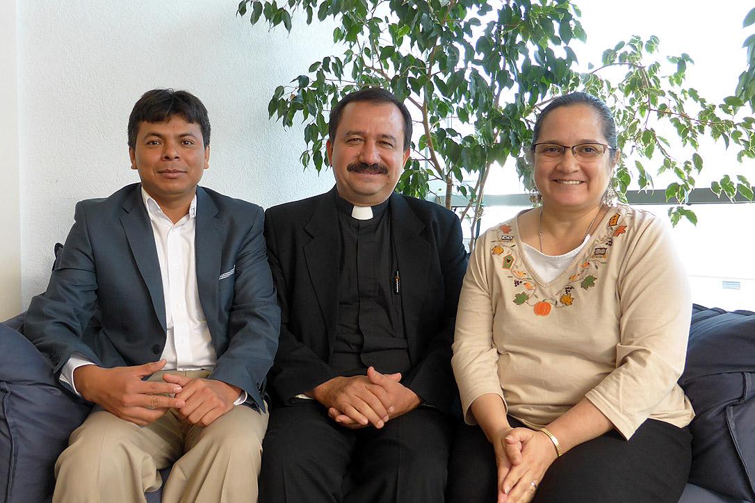 Der guatemaltekische lutherische Kirchenleiter Pfr. José Pilar Álvarez Cabrera (Mitte), Omar Jéronimo (li.) und Claudia Samayoa Pineda bei ihrem Besuch in Genf. Foto: LWB/M. Haas