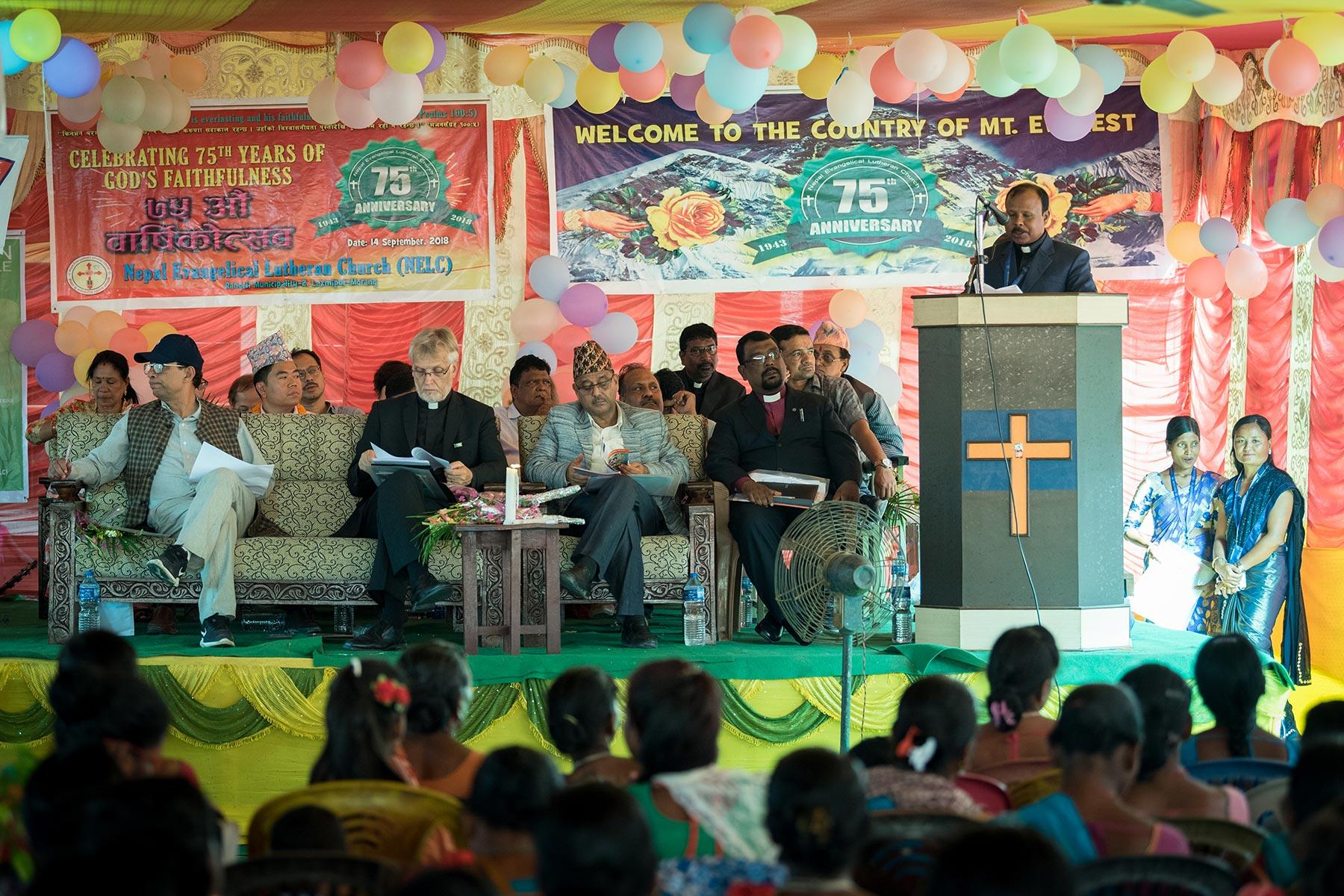 Die Zusammenarbeit zwischen der Evangelisch-Lutherischen Kirche Nepals und dem Weltdienstprogramm im Land ist ein gutes Beispiel für die Chancen und Herausforderungen der Zusammenarbeit in einem Umfeld, in dem Christinnen und Christen eine Minderheit sind. Dazu gehört auch die gegenseitige Teilnahme an Veranstaltungen wie dem 75-jährigen Kirchenjubiläum 2018, an dem auch LWB-Generalsekretär Martin Junge teilnahm. LWB/Albin Hillert
