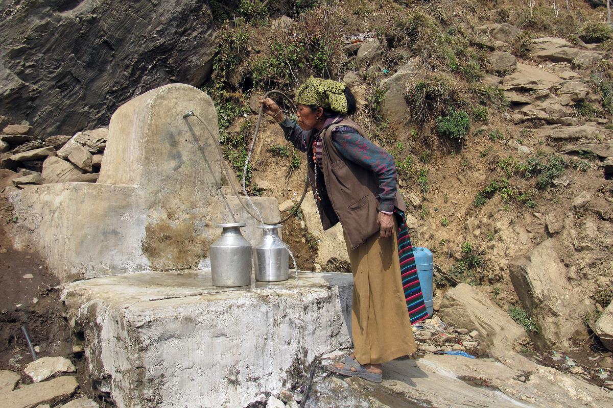 Dank der Zusammenarbeit zwischen dem LWB und IRW haben die Menschen vor Ort einen Brunnen, der sicheres Trinkwasser liefert. Foto: LWB/IRW