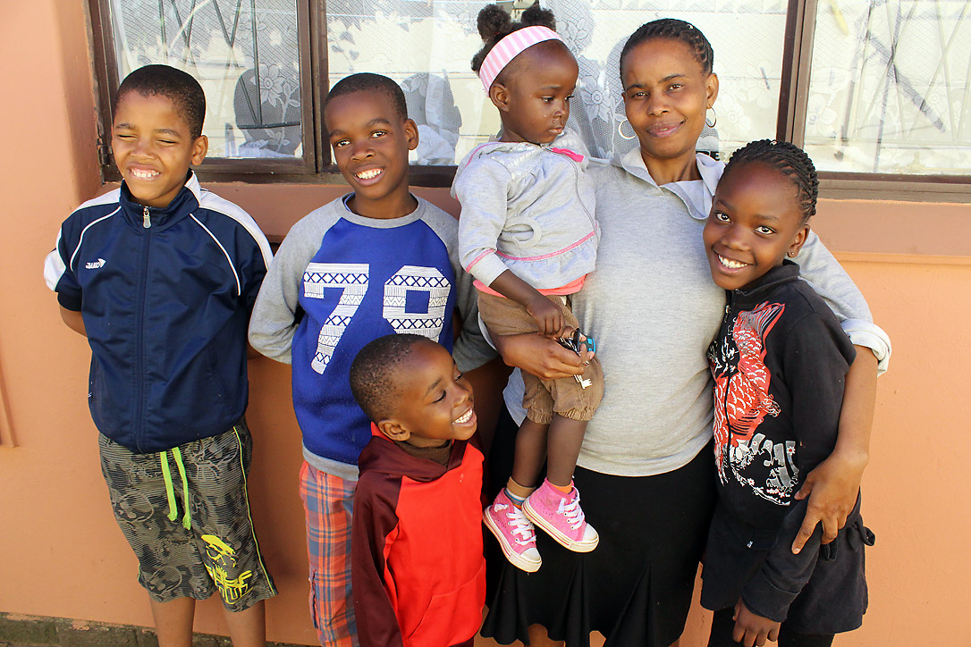 Eine der “neuen Familien” aus dem Projekt St Peter’s Child Care in Südafrika, das Aids-Waisen ein neues Zuhause, Bildung und eine Zukunftsperspektive bietet. Foto: LWB/Bonginkosi Moyo-Bango