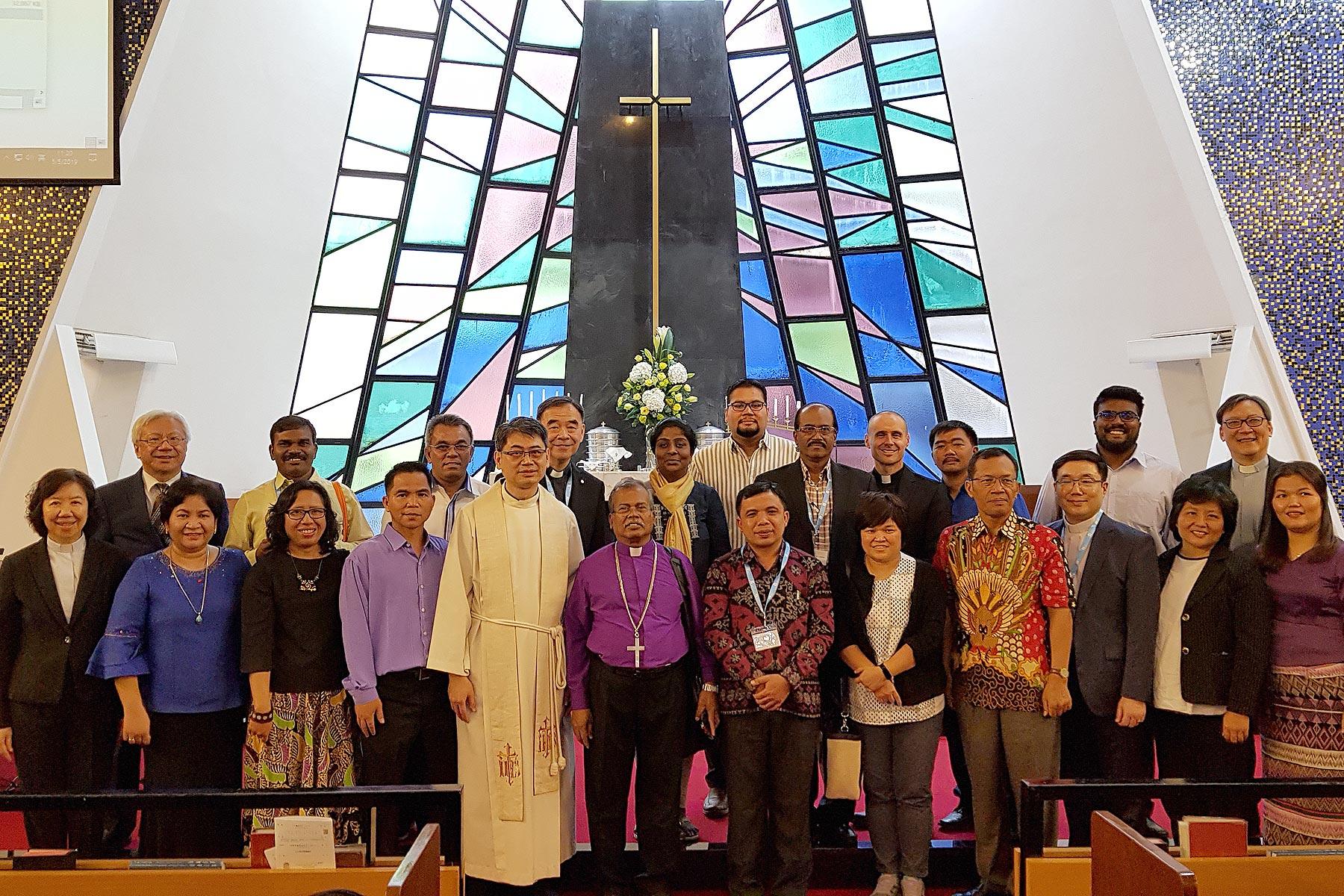 Teilnehmende des Seminars „Lutherische Identität in Asien“ in der lutherischen Wahrheitskirche, einer Gemeinde der Evangelisch-Lutherischen Kirche Hongkong (ELKH), wo sie der Leiter der Gemeinde, Pfr. Jackson Yeung, und die frühere ELKH-Bischöfin Pfarrerin Jenny Chan, ein ehemaliges Mitglied des LWB-Rates, begrüßten. Foto: LWB/P. Lok