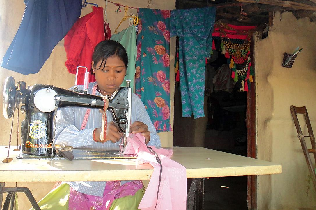 Trotz ihrer Behinderung hat Balarni Chaudhary die Sicherheit, sich und ihre Familie mithilfe der Fertigkeiten, die sie gelernt hat, ernähren zu können. Foto: LWB-Nepal
