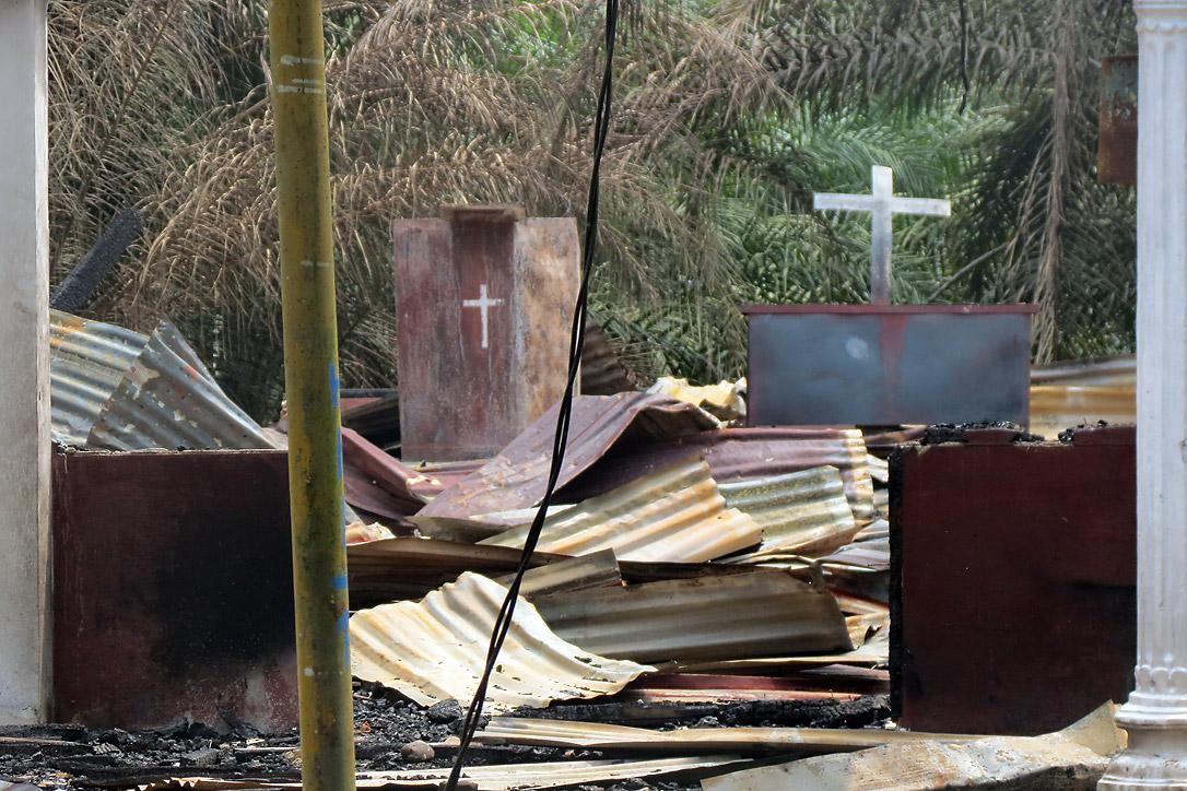 In einer im Oktober 2015 niedergebrannten indonesischen Kirche haben zwei Kreuze die Zerstörung überdauert. Foto: LWB Indonesien
