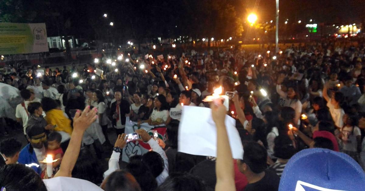 In the wake of the church bombings in Surabaya, young people from the LWF member churches in Indonesia came together and lit 1000 candles, as a symbol of their solidarity with those affected, and also to push back terrorism in all forms. The youth pray that peace will prevail in Indonesia. Photo: National Committee of the LWF in Indonesia