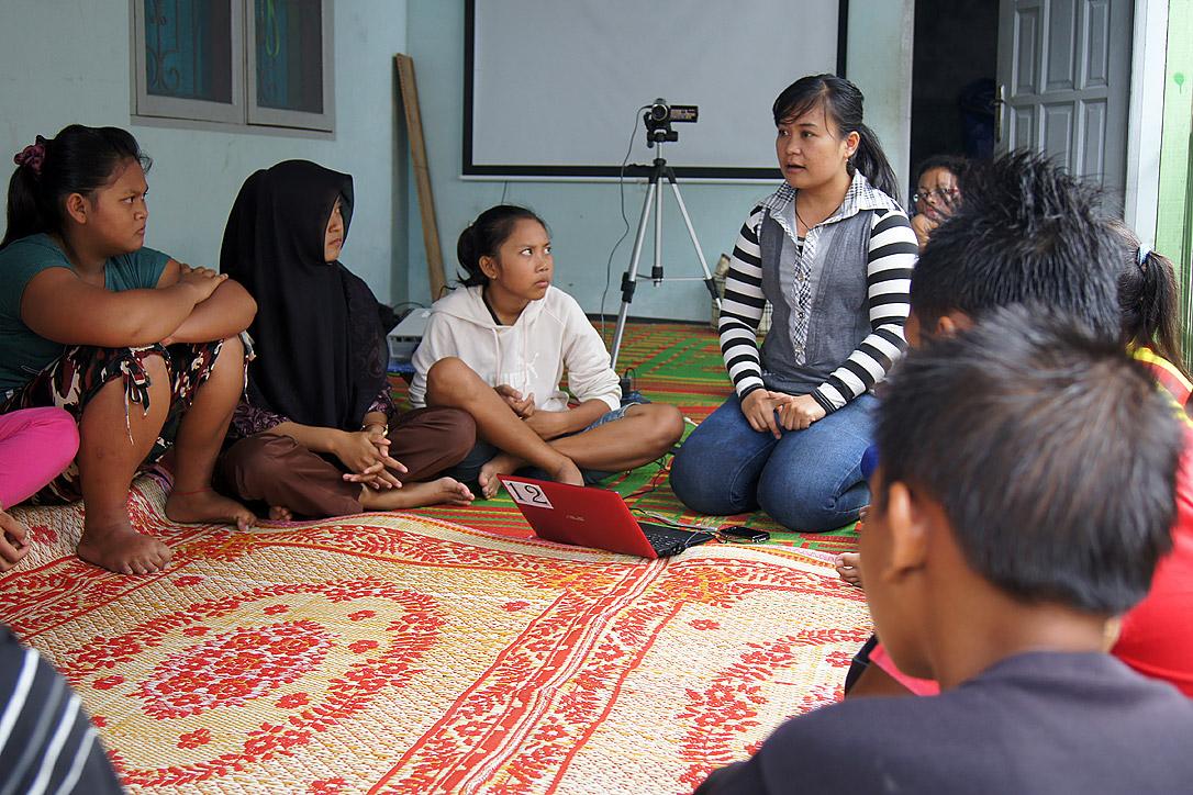 Elisabeth Purba (Mitte) spricht in Desa Bulu Cina, Sumatra, Indonesien, über HIV/AIDS. Foto: LWB/C. Kästner
