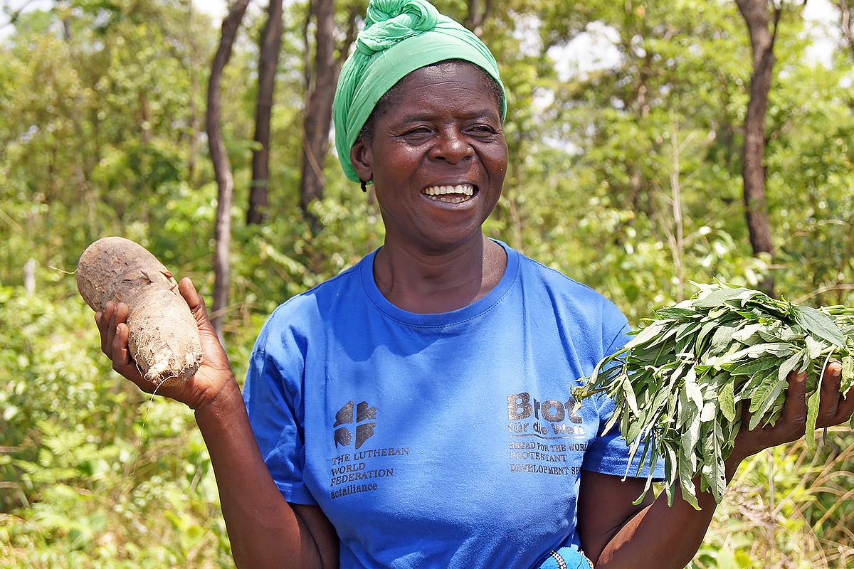 Gloria Belvinda Lumbongo, 51 years, she farms with her husband Daniel Joao Sapengo, 66 years. LWF supports communities in Angola on land rights and against land-grabbing. Angola, November 2017 Photos: LWF/ C. KÃ¤stner
