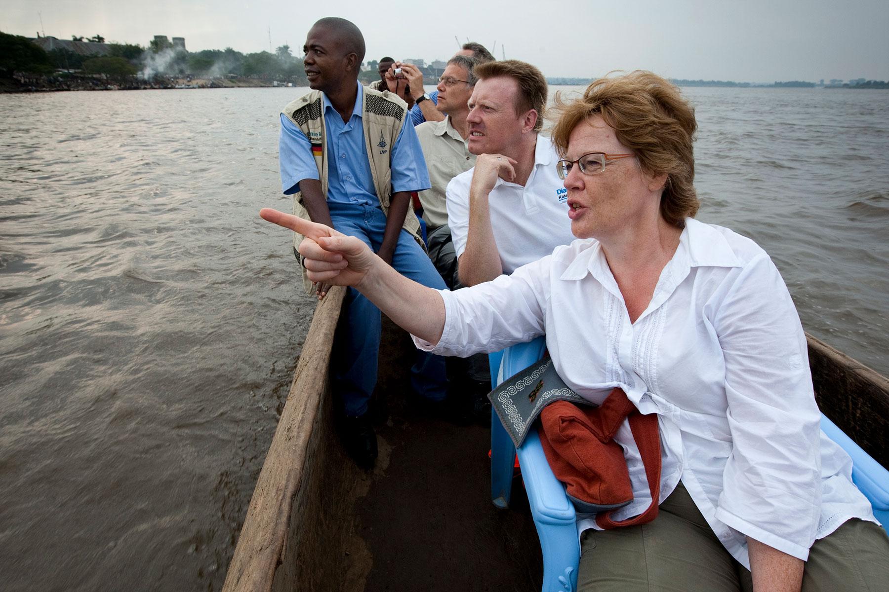 Cornelia FÃ¼llkrug-Weitzel on a boat trip on the Congo River, Democratic Republic of Congo, 2010. Photo: Christoph PÃ¼schner/Brot fÃ¼r die Welt