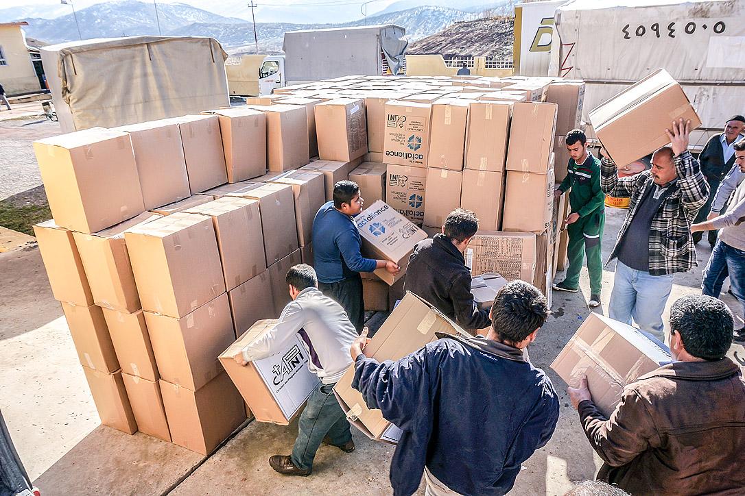 Distribution of winter clothing to refugees in Khanki camp, Dohuk. Photo: Sandra Cox