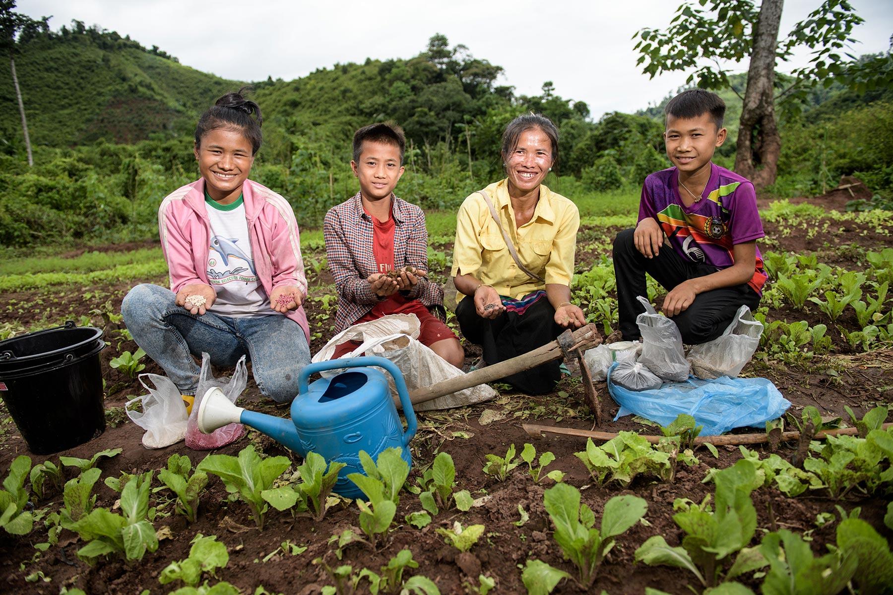 Dank eines gemeinsamen Projekts von LWB und Brot für die Welt nutzen Dorfbewohner in Laos natürliche Kompostierungstechniken für ihren Gemüseanbau. Foto: Thomas Lohnes