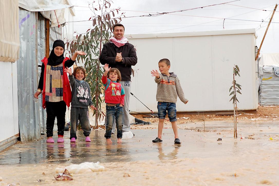 Flüchtlinge im Lager Za’atari (Jordanien) nach einem Schneesturm im Jahr 2014. Mitarbeitende kanadischer lutherischer Einrichtungen wollen die Patenschaft für eine syrische Flüchtlingsfamilie in Kanada übernehmen. Foto: LWB-Jordanien/J. Pfattner