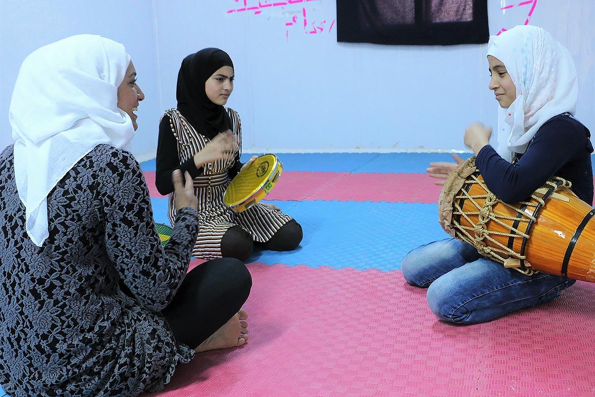 An instructor teaches the capoeira drum beat to young women in the peace oasis. All photos: LWF/ E. Massel