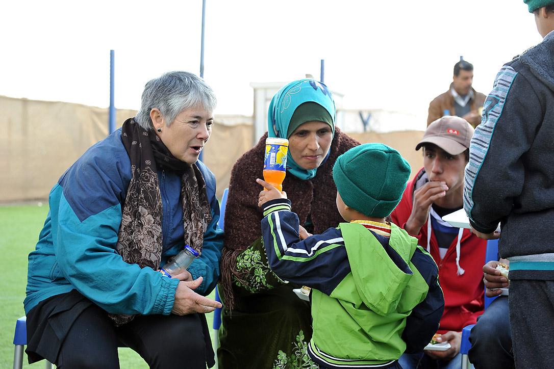 LWB-Vizepräsidentin Gloria Rojas Vargas scherzt mit Ahmad, einem syrischen Flüchtlingsjungen, in der LWB-Friedensoase. Foto: LWB/ C. Kästner