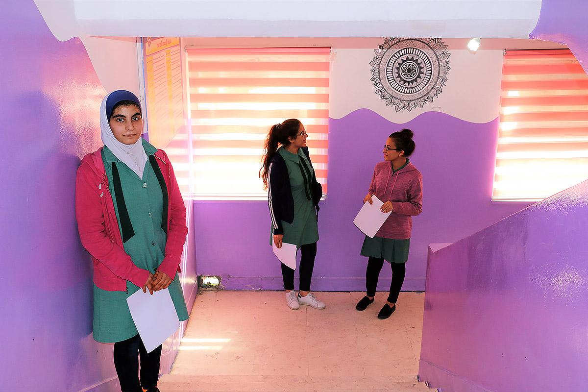 Schülerinnen der Bint Adi-Sekundärschule in Jordanien freuen sich über sanierte Schulgebäude. Foto: LWB/E.Massell
