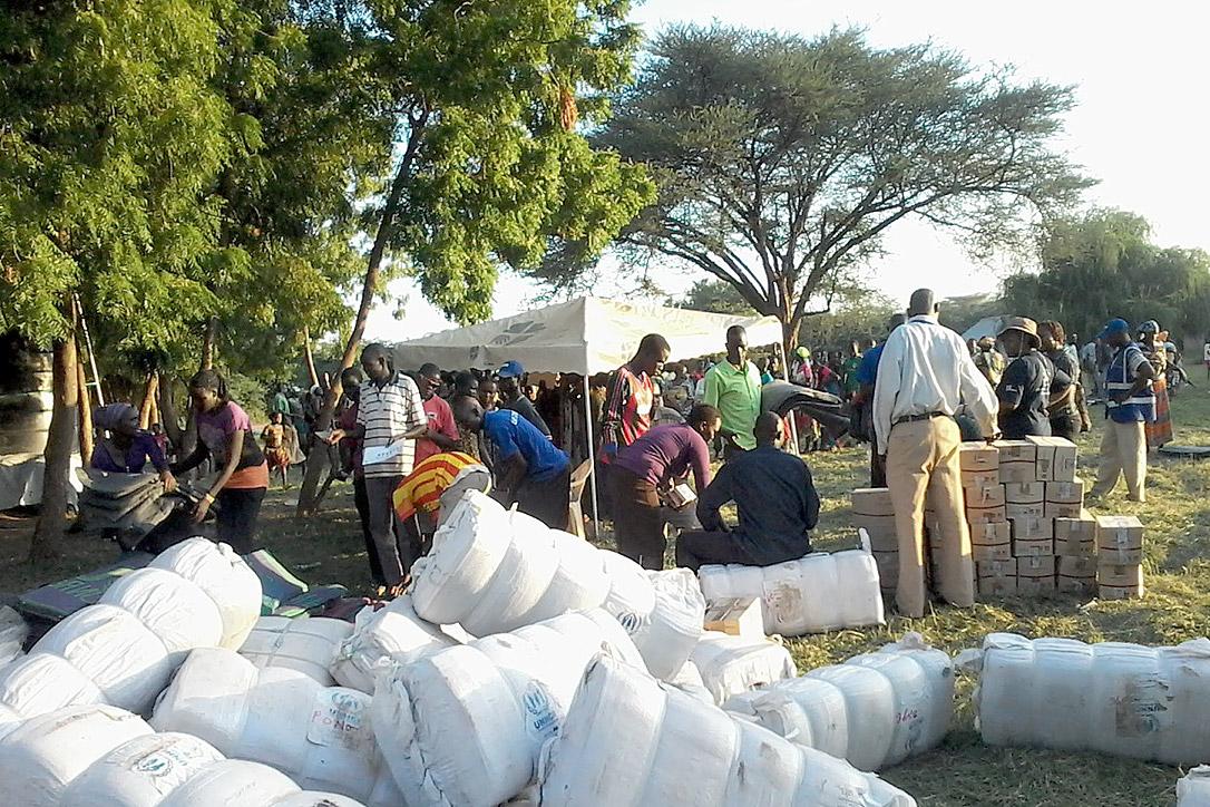 Die Menschen stehen in Kakuma für Hilfsgüter an. Foto: LWB/AWD-Kenia/Dschibuti