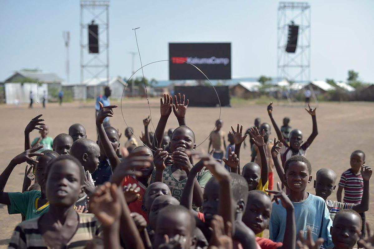 Kinder halten eine Antenne hoch, um die TEDx-Sendung im Flüchtlingslager Kakuma besser zu empfangen. Foto: TEDx