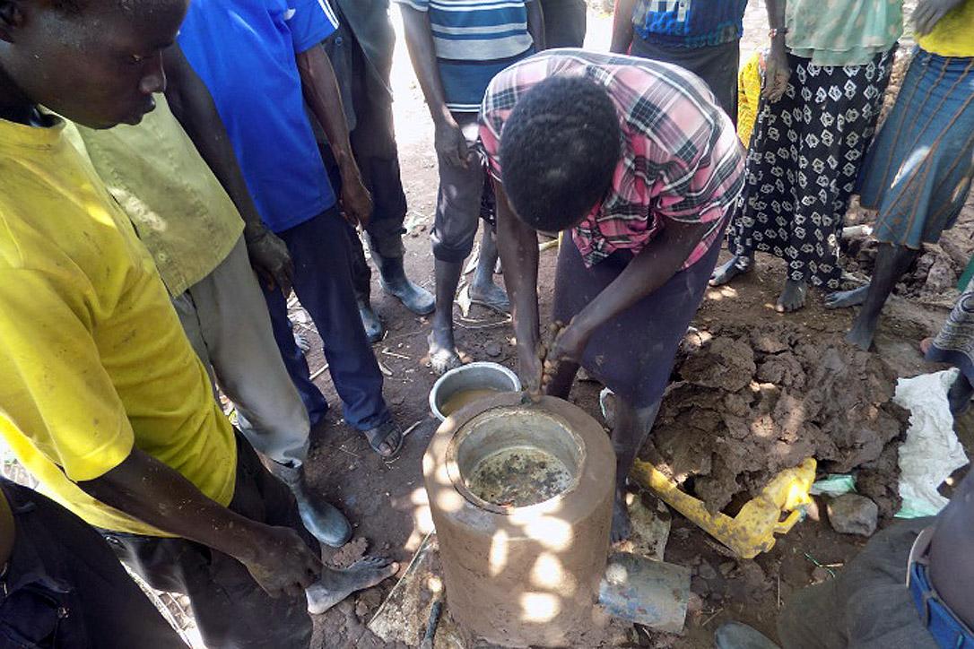 Dozens of people turned out to learn how to make energy-efficient stoves. Photo: LWF Uganda