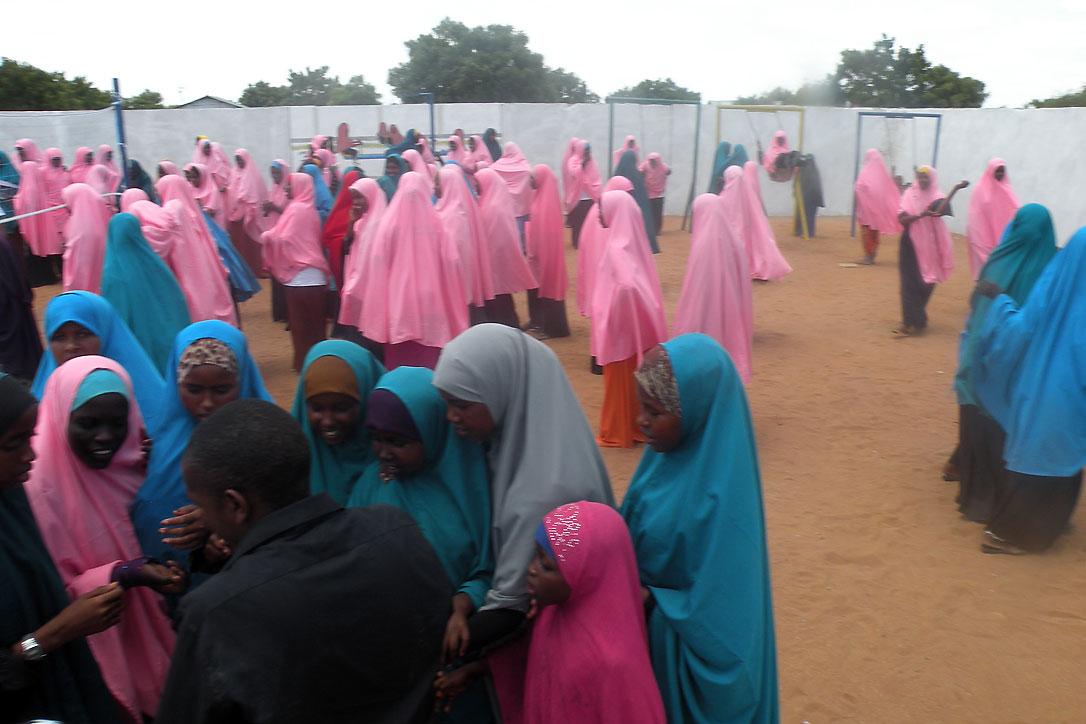Mädchen versammlen sich im geschützten Schulhof im Dadaab-Flüchtlingskamp. Foto: LWB Kenia