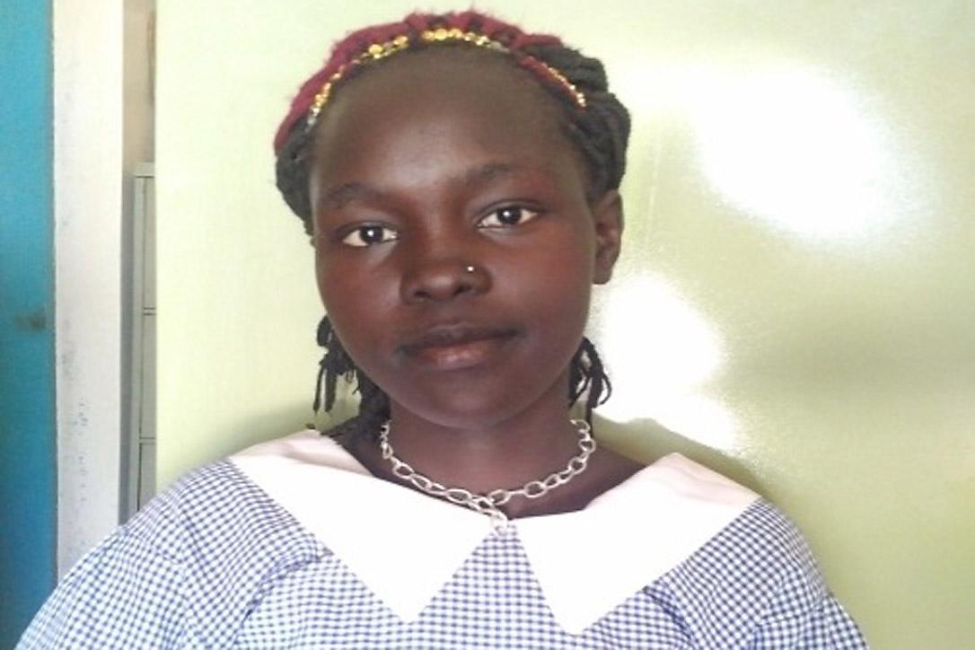 Mit der Untertützung des LWB schaffte es Anek nach der Geburt ihres Kindes wieder zur Schule zu gehen. Foto: LWB Kenia