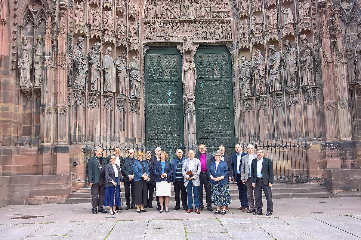 Kommissionsmitglieder vor dem Straßburger Dom. Foto: LWB