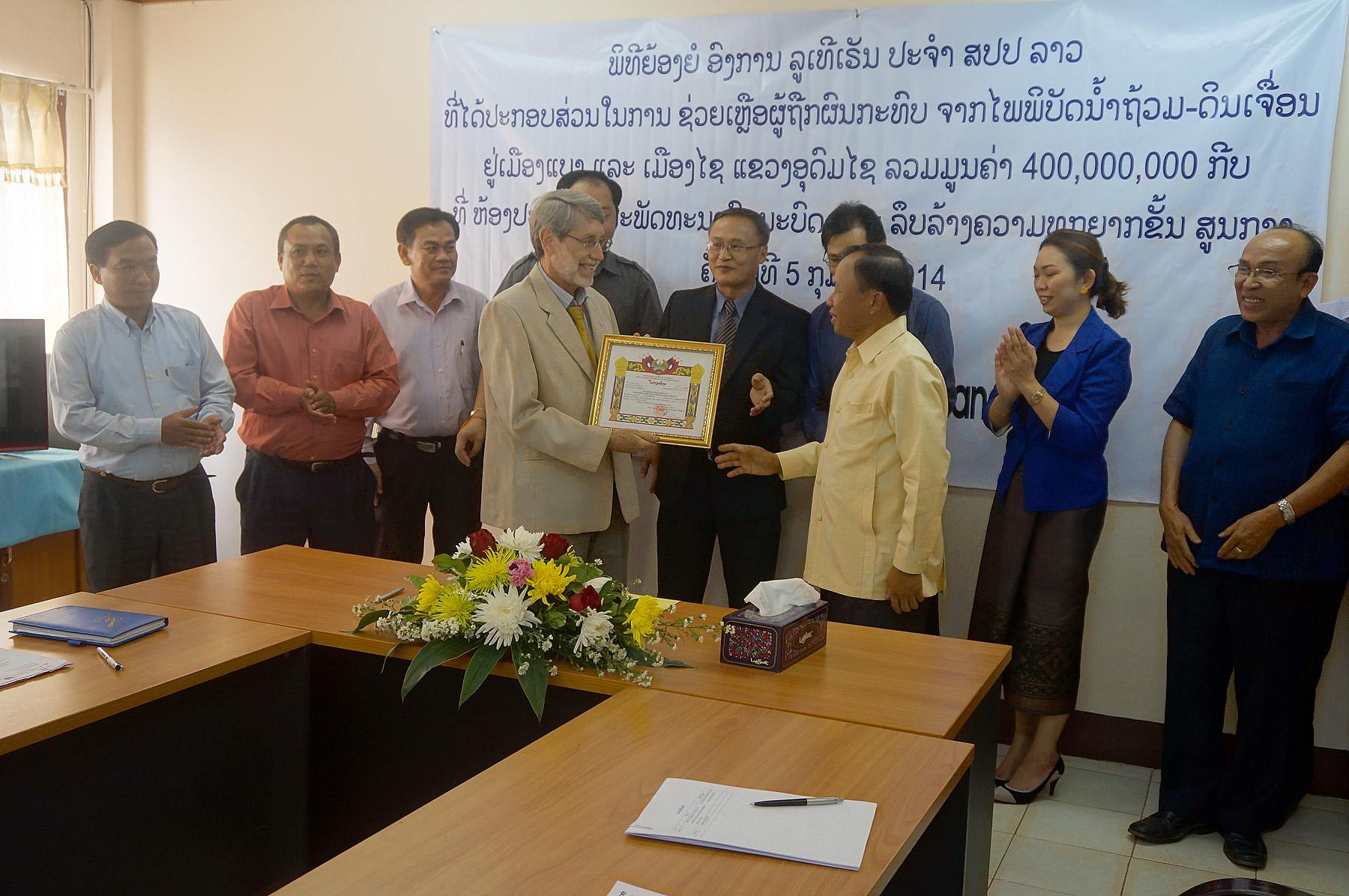 David Mueller, LWB-Regionalvertreter in Südostasien, nimmt die Auszeichnung von der laotischen Regierung entgegen. Foto: LWB/AWD-Laos/Alounsavanh Xaysonkham