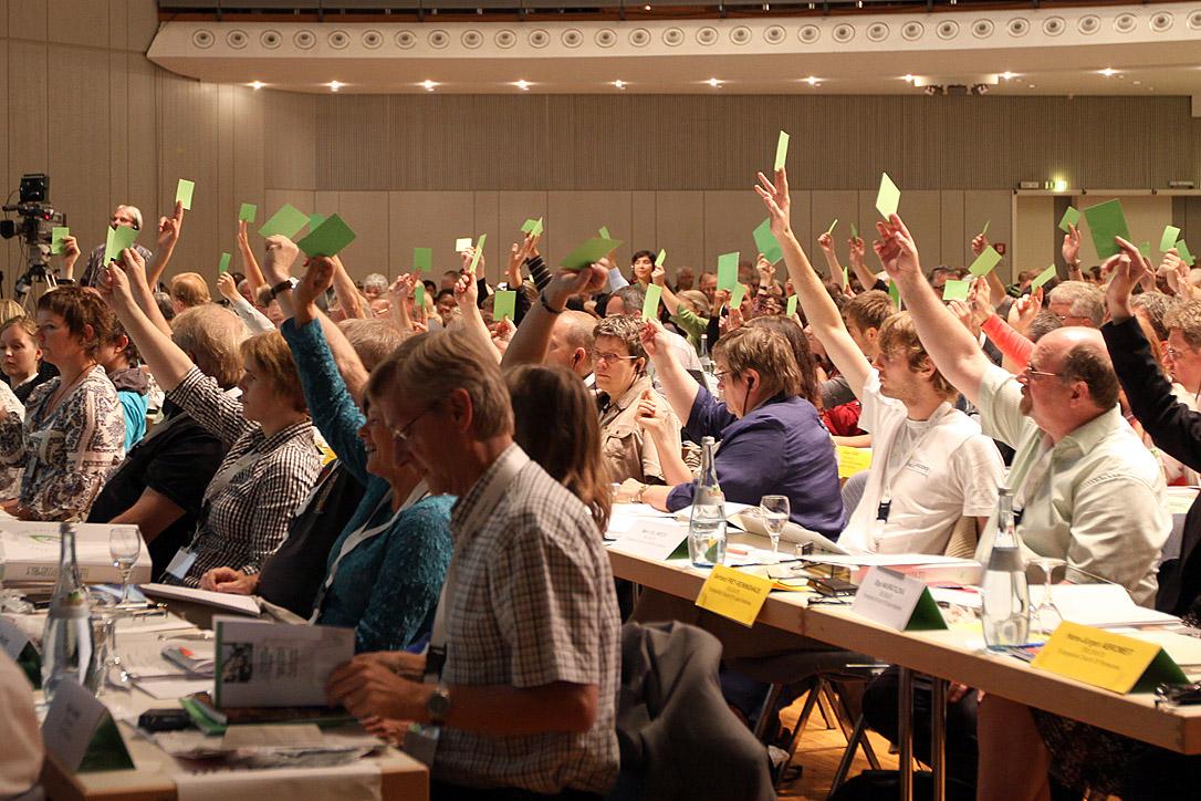In fünf aufeinanderfolgenden Vollversammlungen haben es LWB-Mitgliedskirchen zu ihrem gemeinsamen Ziel erklärt, Frauen zum Pfarramt zuzulassen – zuletzt bei einer Plenarabstimmung während der Elften Vollversammlung des LWB, die vom 20. bis 27. Juli 2010 in Stuttgart, Deutschland, stattfand. Foto: LWB/J. Latva-Hakuni