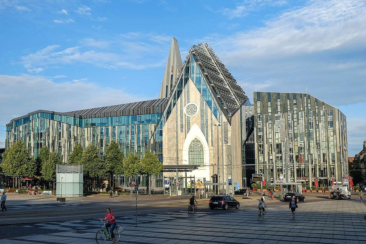 Das neu errichtete Paulinum erinnert an seinen Vorgängerbau, die 1968 gesprengte Universitätskirche St. Pauli, ist aber mehrfach genutztes Gebäude, einschließlich der Aula der Universität Leipzig. Foto: epd/Jens Schulze