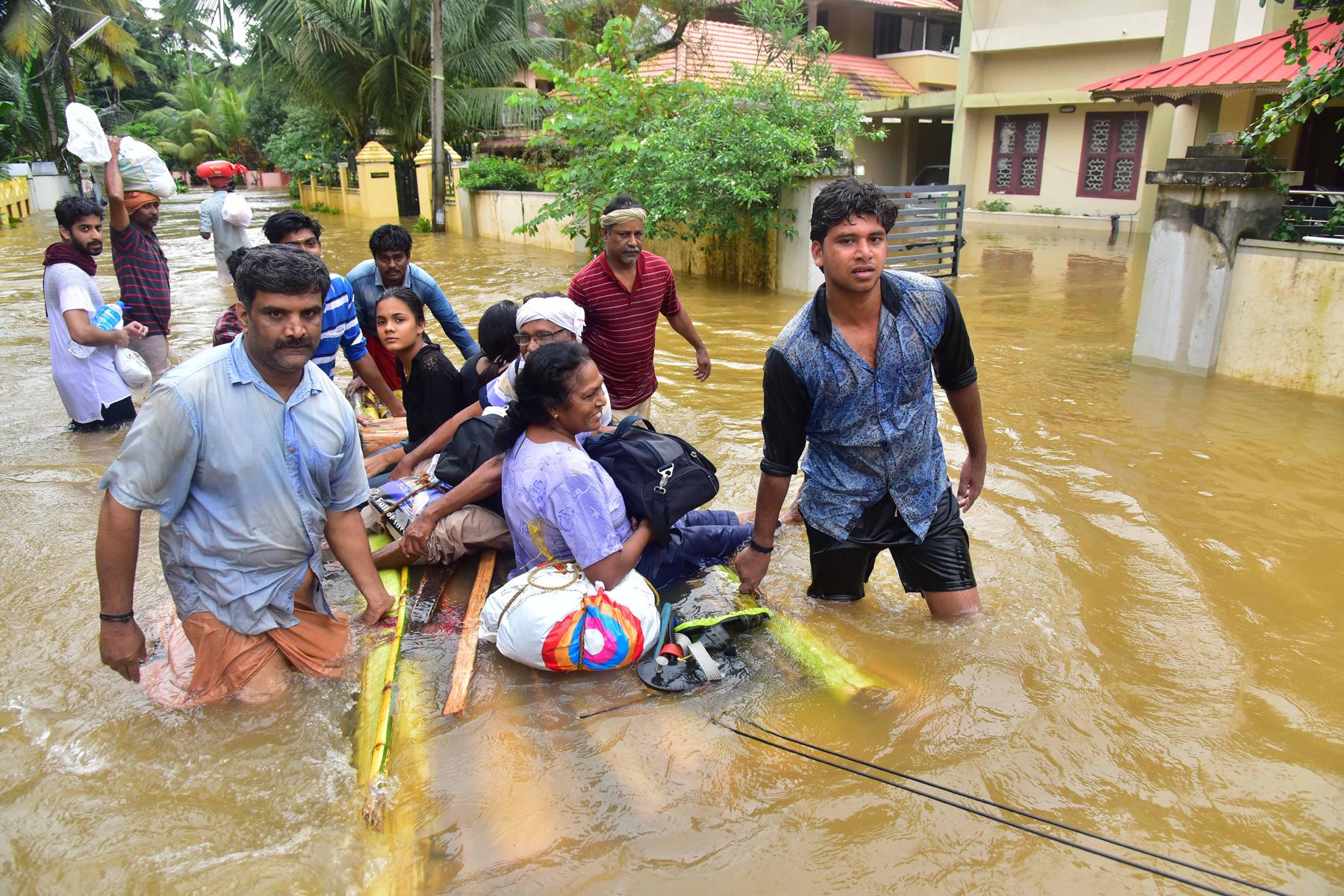 Rettungskräfte retten nach schweren Überschwemmungen in Kerala (Indien) Menschen aus ihrer Notlage. Photo: Shishir Kurian/CSI