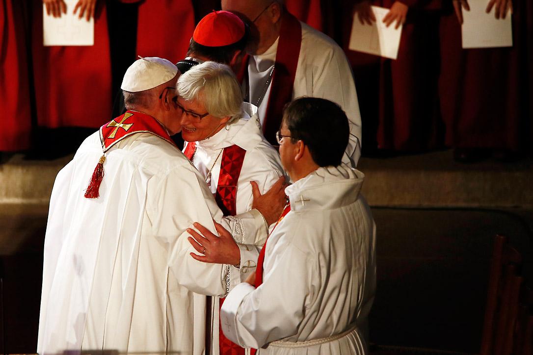 Papst Franziskus und Erzbischöfin Antje Jackelén geben einander während des Reformationsgedenkens ein Zeichen des Friedens. Foto: Schwedische Kirche/Mikael Ringlander