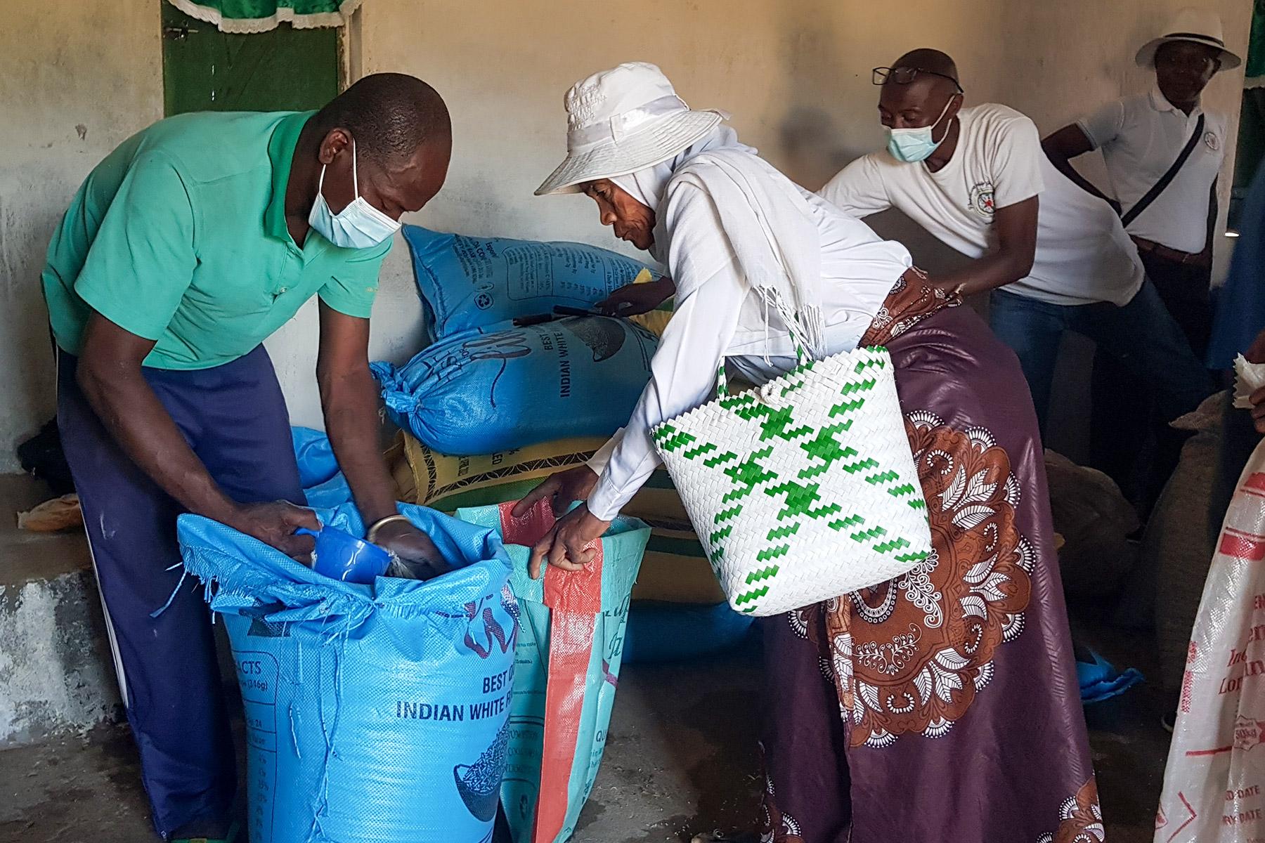 Malagasy Lutheran Church volunteers distribute food in Toliary synod, in the countryâs drought-hit southern region. The Evangelical Church of the Augsburg Confession in the Slovak Republic provided funding for the project. Photo: MLC
